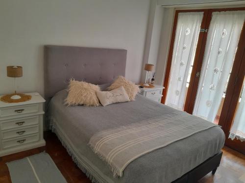 1 dormitorio con 1 cama, vestidor y ventanas en Estadia F&F en Mar del Plata