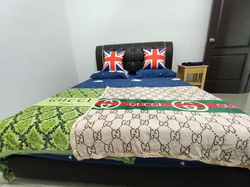 Schlafzimmer mit einem Bett mit britischer Flagge in der Unterkunft Bukit Bayan Homestay in Sungai Petani
