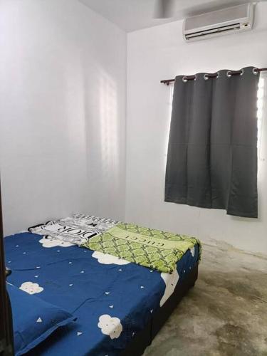 um quarto com uma cama num quarto em Bukit Bayan TOWNHOUSE em Sungai Petani
