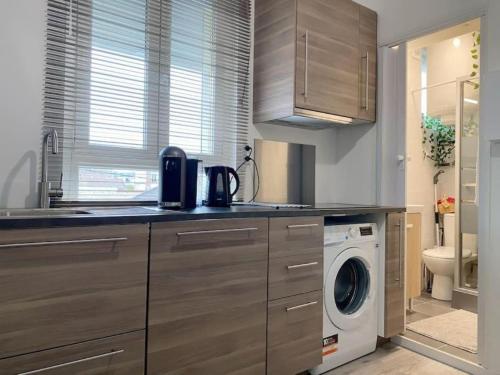 a kitchen with a washer and a washing machine at Appartement chaleureux à Alfortville in Alfortville
