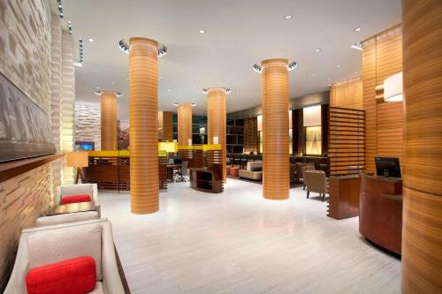 een lobby van een gebouw met hoge zuilen bij Sheraton Tribeca New York Hotel in New York