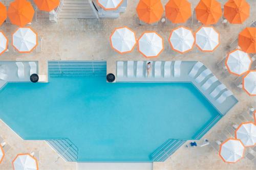an overhead view of a swimming pool with umbrellas at The Westin St Thomas Beach Resort & Spa in Frydendal