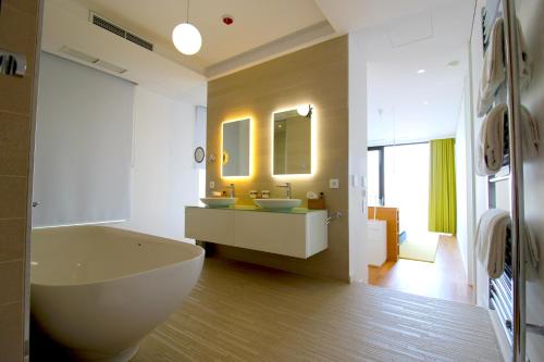 Deluxe Villa Jante Infinity Pool في دوريس: حمام به مغسلتين وحوض استحمام كبير