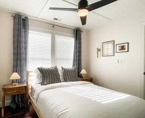 Un pat sau paturi într-o cameră la Bayside Bungalow