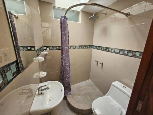 W łazience znajduje się umywalka, toaleta i prysznic. w obiekcie Casa familiar en Arequipa w mieście Arequipa
