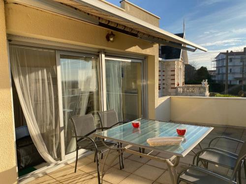 Fotografia z galérie ubytovania Charmant T2 à 350m de la plage avec terrasse et garage à Royan - FR-1-539-44 v destinácii Royan