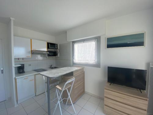 Fotografia z galérie ubytovania Charmant T2 à 350m de la plage avec terrasse et garage à Royan - FR-1-539-44 v destinácii Royan