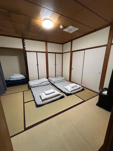 Voodi või voodid majutusasutuse 高島市一棟貸切 貸別荘グループファミリーok 大人数でご利用だとお得連泊がお得BBQ可能自転車無料利用可ペット可 toas