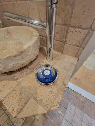 - un bol bleu au sol de la salle de bains dans l'établissement Chamonix Garden Flat with a View of Mont-Blanc - Référence XEPKMM, à Chamonix-Mont-Blanc