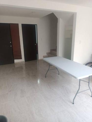 um banco branco sentado num piso de azulejo num quarto em Excelente hogar para descansar em Gómez