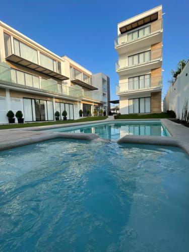 una piscina frente a un edificio en Suite Nueva Salinas-Chipipe en Salinas