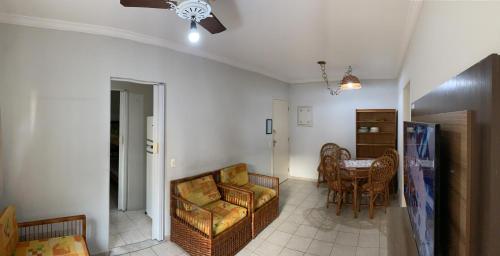 sala de estar con sofá y mesa en Apartamento Guarujá 5min a pé da Praia da Enseada, en Guarujá