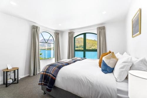 Postel nebo postele na pokoji v ubytování Lakefront Living at Remarkables Retreat - Eight
