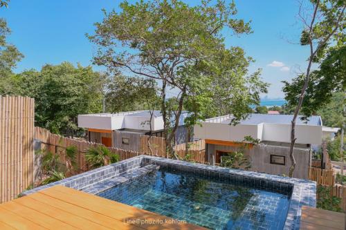 uma piscina no quintal de uma casa em Phuzita Kohlarn-ภูศิตา เกาะล้าน em Ko Larn