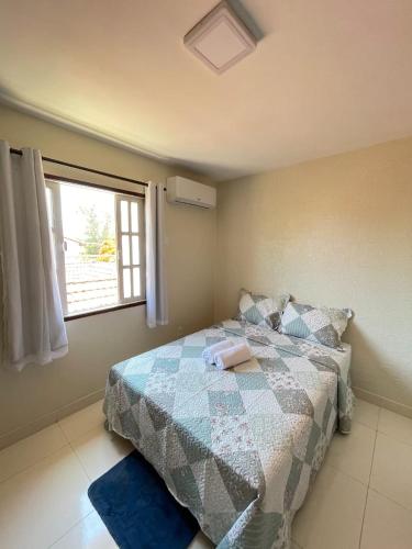 - une chambre avec un lit et une fenêtre dans l'établissement Ótima Casa com Piscina, Sauna e Churrasqueira, à Cabo Frio