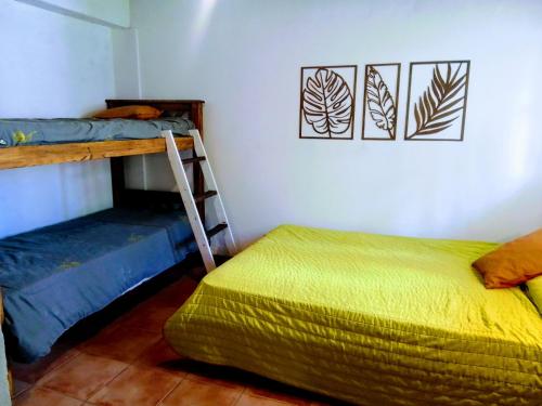 1 Schlafzimmer mit 2 Etagenbetten und einer Leiter in der Unterkunft Dpto tipo cabaña a 3 cuadras del mar in Mar del Plata