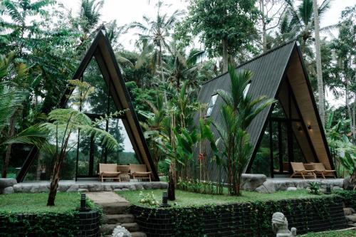 een klein huis midden in een bos bij Delta Casa Ubud- Tiny Villas in Bali's Jungles in Gianyar