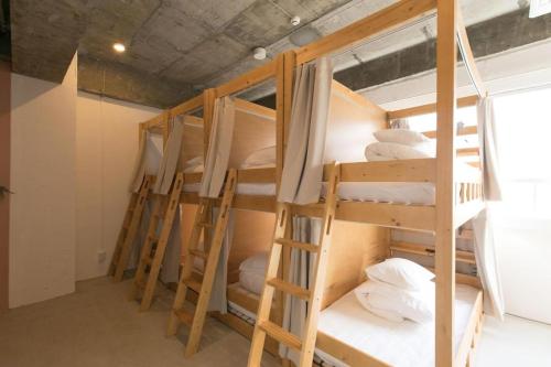 - un ensemble de lits superposés dans une chambre dans l'établissement hostel DEN, à Tokyo