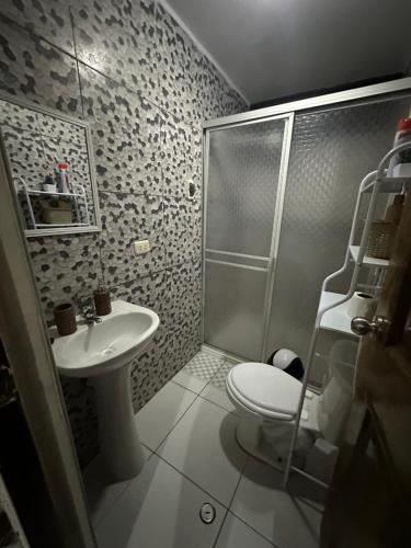 een badkamer met een douche, een toilet en een wastafel bij Departamento en playa San Bartolo - cuarto piso in San Bartolo