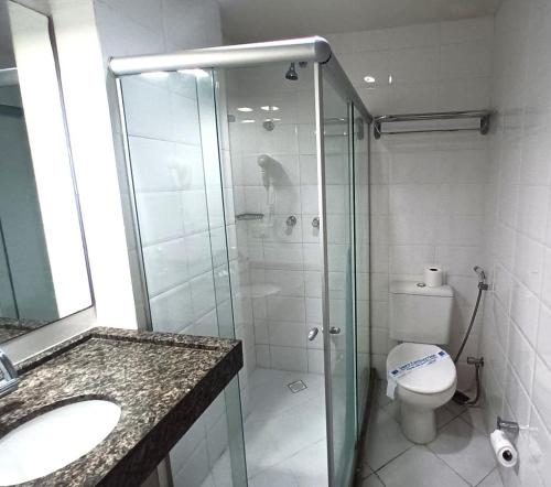 Un baño con ducha, inodoro y lavabo. en Ambassador Flat, en João Pessoa