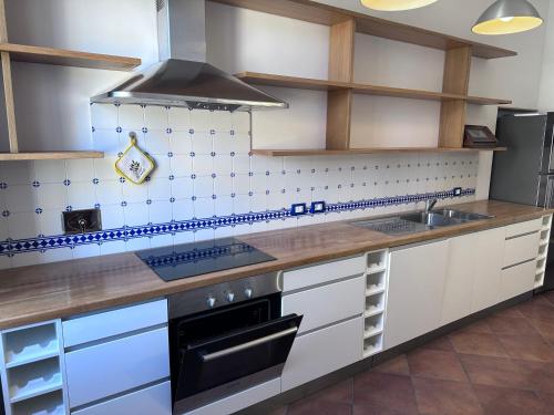 uma cozinha com armários brancos e um lavatório em La Dimora Dei Papi em Castel Gandolfo