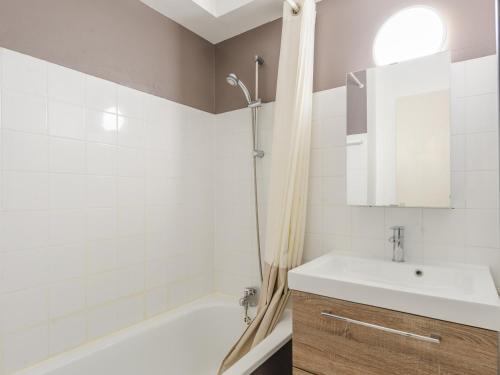 a white bathroom with a sink and a bath tub at Appartement T2 à 50m de la plage avec piscine et terrasse - Châtelaillon-Plage, 4 personnes - FR-1-535-50 in Châtelaillon-Plage