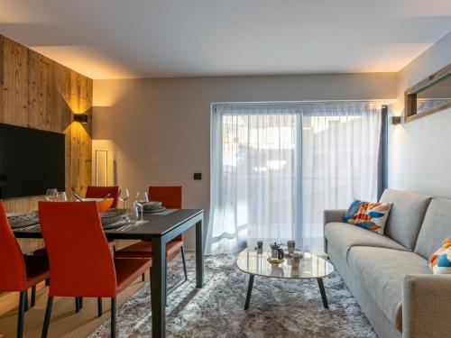 un salon avec un canapé et une table dans l'établissement Appartement 3 pièces, skis aux pieds, garage fermé, Wifi, au pied des pistes de Val-d'Isère - FR-1-694-347, à Val dʼIsère