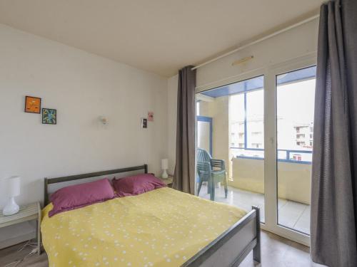 Schlafzimmer mit einem Bett und einer Glasschiebetür in der Unterkunft Appartement Châtelaillon-Plage, 2 pièces, 4 personnes - FR-1-535-50 in Châtelaillon-Plage