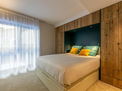 a bedroom with a large bed with a wooden headboard at Appartement Val-d'Isère, 3 pièces, 4 personnes - FR-1-694-347 in Val-d'Isère