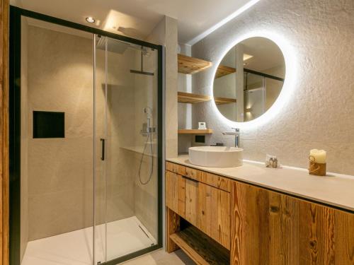 une salle de bain avec une douche, un lavabo et un miroir dans l'établissement Appartement 3 pièces, skis aux pieds, garage fermé, Wifi, au pied des pistes de Val-d'Isère - FR-1-694-347, à Val dʼIsère