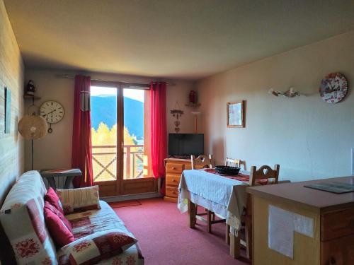 une chambre avec un lit et une porte coulissante en verre dans l'établissement Appartement spacieux 2 pièces avec balcon au calme - 4 à 6 personnes, proche commodités - FR-1-761-35, à Villard-de-Lans