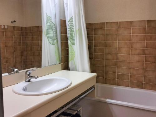 une salle de bain avec un lavabo et un rideau de douche dans l'établissement Appartement spacieux 2 pièces avec balcon au calme - 4 à 6 personnes, proche commodités - FR-1-761-35, à Villard-de-Lans