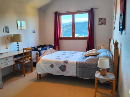 une chambre avec un lit, un bureau et une fenêtre dans l'établissement Appartement spacieux 2 pièces avec balcon au calme - 4 à 6 personnes, proche commodités - FR-1-761-35, à Villard-de-Lans
