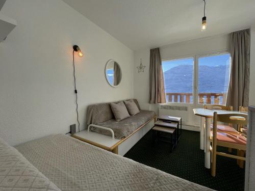 une chambre d'hôtel avec un lit, un bureau et une table dans l'établissement Appartement 4 pers avec chambre, casier à skis, balcon, Les Menuires - FR-1-452-387, aux Menuires