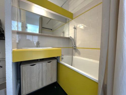une salle de bain avec un lavabo, un miroir et une baignoire dans l'établissement Appartement 4 pers avec chambre, casier à skis, balcon, Les Menuires - FR-1-452-387, aux Menuires