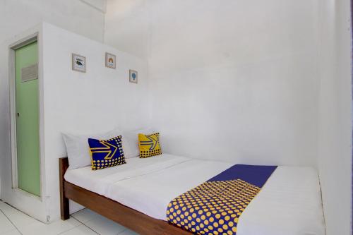 Tempat tidur dalam kamar di SPOT ON 92886 Pondok Kopi Homestay Syariah
