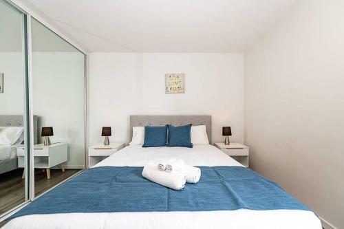 Un dormitorio con una cama con una toalla. en Cozy Box Hill Apartment, en Box Hill