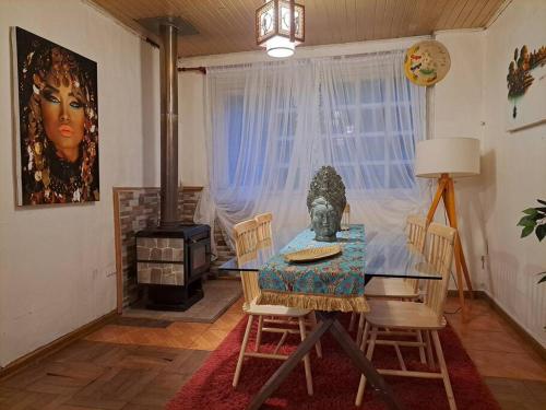 a dining room with a table and chairs at Casa completa para 6 personas centro Puerto Montt, 700 metros estatua enamorados in Puerto Montt
