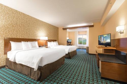 TV a/nebo společenská místnost v ubytování Fairfield Inn & Suites by Marriott Asheville Tunnel Road