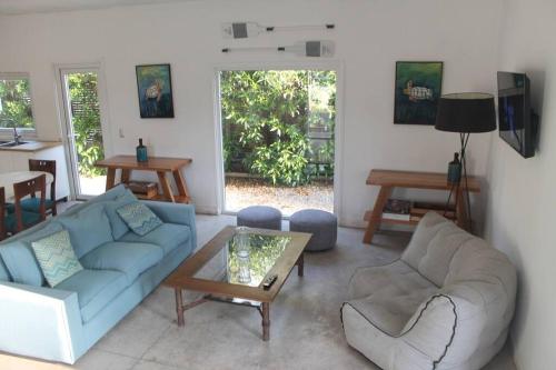 a living room with a blue couch and a table at Casa Playera in Puchuncaví