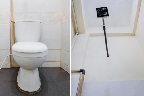 un baño con aseo y un letrero en la pared en SPOT ON 91422 Ringin Pitu 2 Syariah en Jodoh