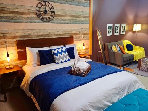 Ένα ή περισσότερα κρεβάτια σε δωμάτιο στο Deluxe Queen 1BR Luxury Suite 11 - Pool, City View
