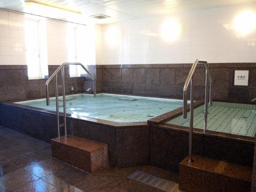 a hot tub in a room with two tiers at APA Hotel Yokohama Kannai in Yokohama