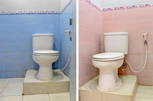 een badkamer met een toilet in roze en blauwe tegels bij SPOT ON 92834 Wisma Dira Tiara Syariah in Lampung