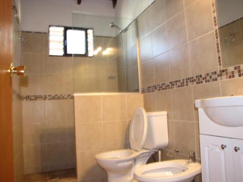 a bathroom with a toilet and a shower at Casa 7 Cerros in Piriápolis