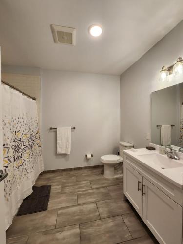 Ένα μπάνιο στο Mins to NYC, Exceptional Modern 2Bedroom Apt