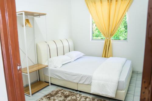 Postel nebo postele na pokoji v ubytování Tok Umi Guesthouse@AMJ Bakri