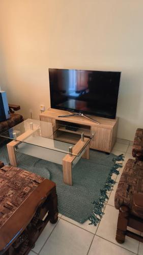 ein Wohnzimmer mit einem großen Flachbild-TV in der Unterkunft Saldanha BLUEWATER BAY APARTMENT in Saldanha