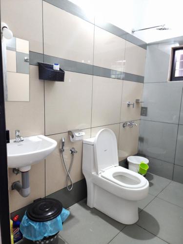 a bathroom with a toilet and a sink at Olive Homestay 1bhk Diamond Ernakulam in Alwaye