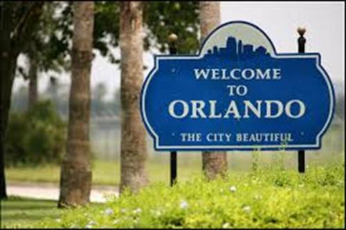 Una bienvenida azul a Orlando, signo en la hierba. en Daniel en La Victoria